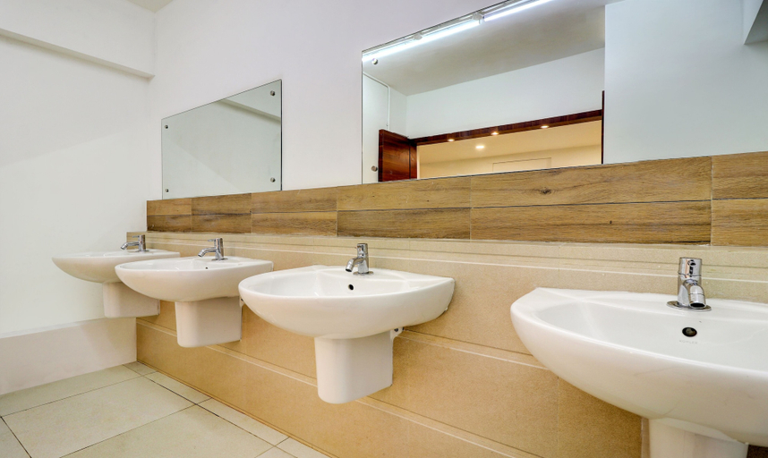 Bathroom 4, Treebo Park - 500M From Medical College, Thiruvananthapuram