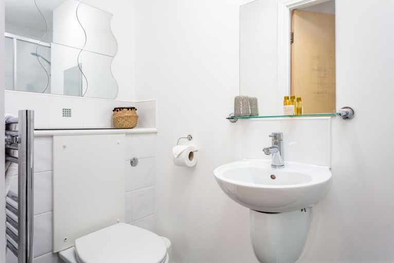 Bathroom 3, Walker Suite No54 - Donnini Apartments, East Ayrshire