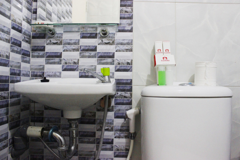 Bathroom 3, Comfy 2BR Apartment at Grand Asia Afrika Residence, Bandung