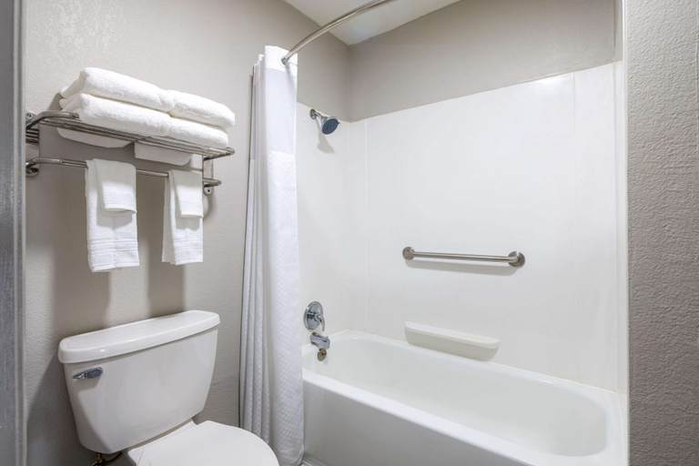 Bathroom 4, Days Inn by Wyndham Jackson, Butts
