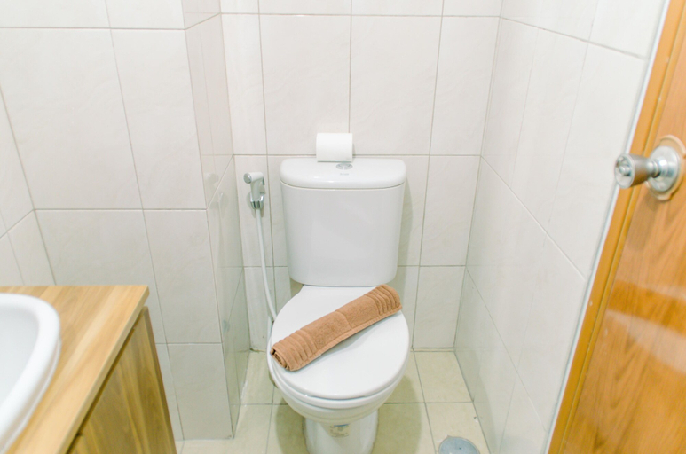 Bathroom 3, Comfy Studio At Amazana Serpong Apartment, Tangerang Selatan