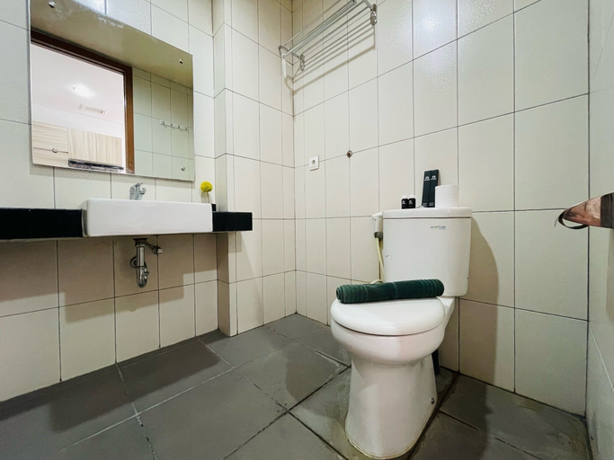 Bathroom 4, Deluxe Studio Room At Dago Suites Apartment, Bandung