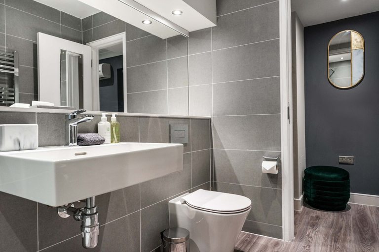 Bathroom 5, The Regent Aparthotel, Cambridgeshire