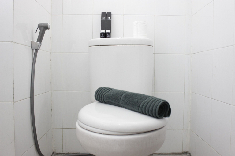 Bathroom 5, Pleasant 2BR Apartment at Gateway Ahmad Yani By Travelio, Bandung