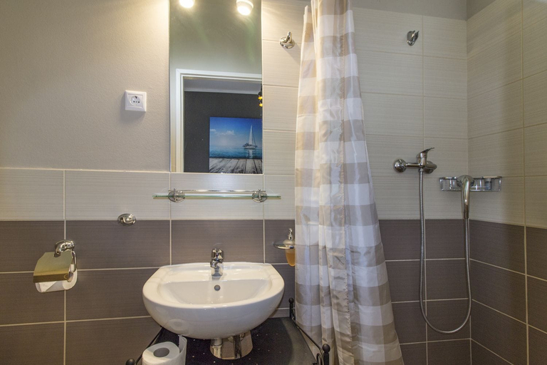 Bathroom 4, Garda Hotel, Szombathely