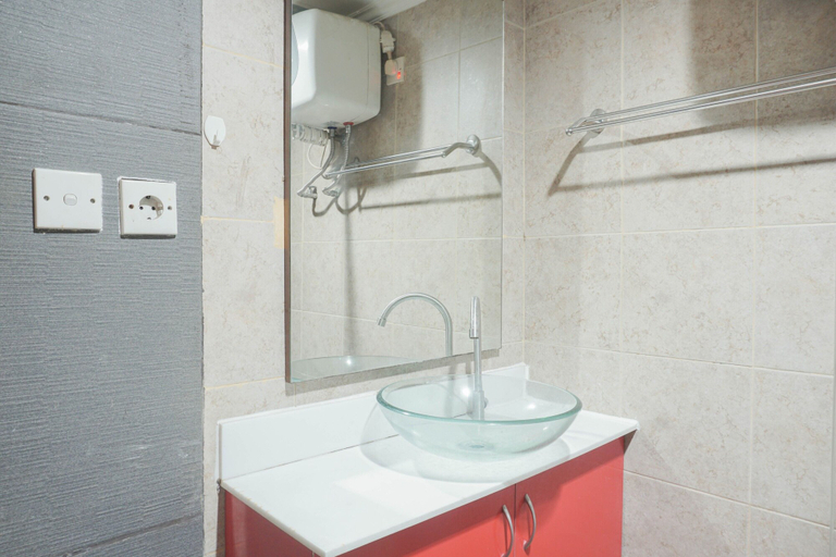 Bathroom 2, 2BR Apartment at Great Western Resort near Shopping Mall, Tangerang