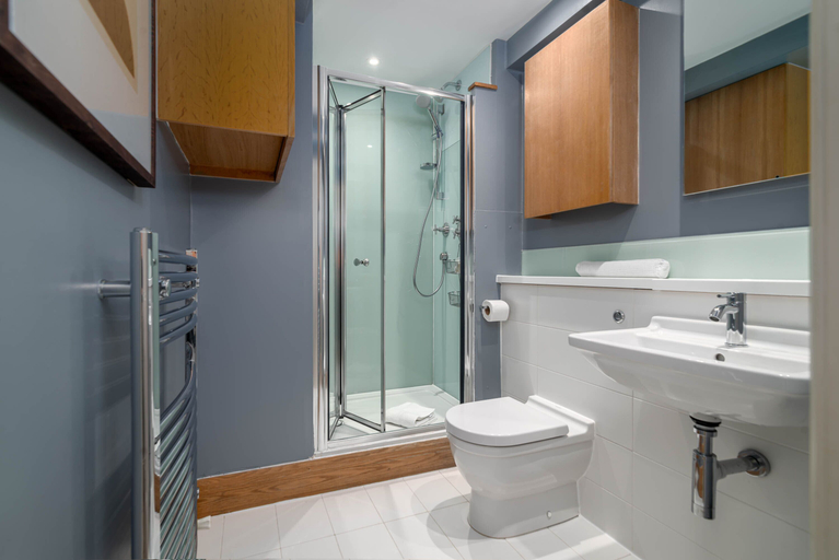 Bathroom 4, 5 Doughty Street, London