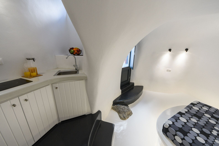 Others 4, The Luna Cavern 2 with Hot Tub White, South Aegean