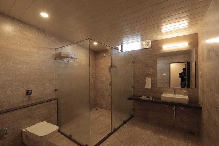 Bathroom 4, Pride Biznotel Gir Sasan, Gir Somnath