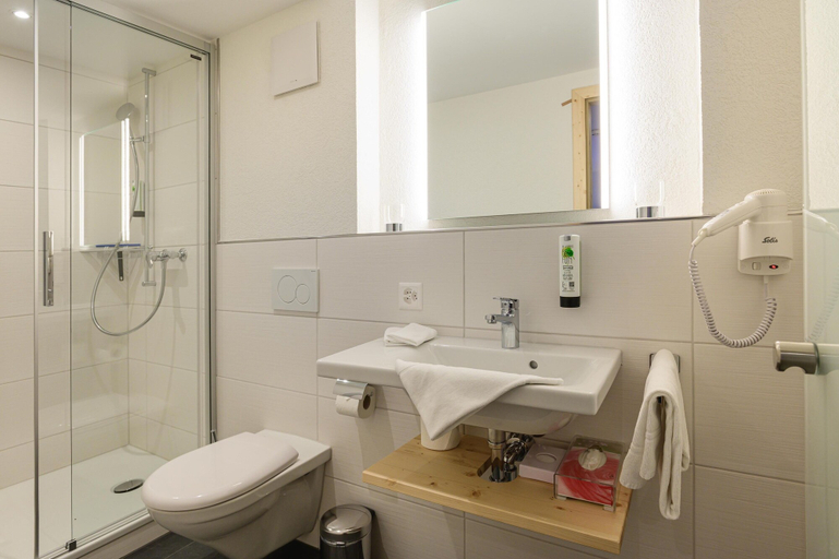 Bathroom 4, Hotel Caprice, Interlaken