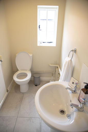 Bathroom 3, Kestrel Cottage in Castle Ashby, Northamptonshire