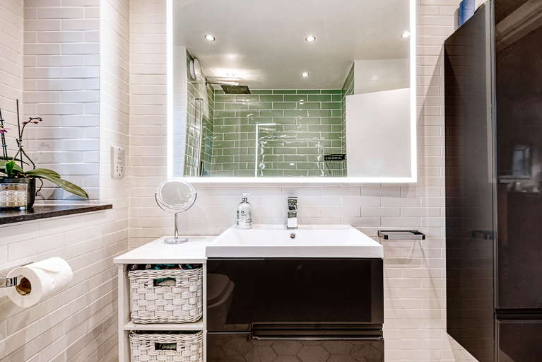 Bathroom 4, Stunning and Warm Home in Wandsworth by Underthedoormat, London