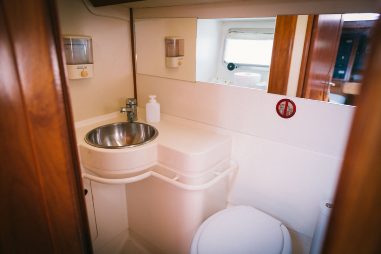 Bathroom 5, Sheliak boat and breakfast, Catania