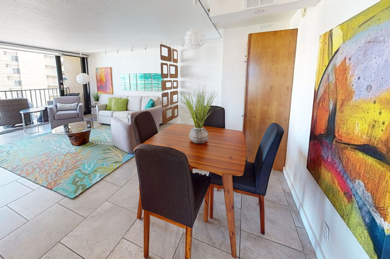 Artsy 32nd Floor Condo with Modern Furnishings & Gorgeous Ocean Views by Koko Resort Vacation Rentals, Honolulu