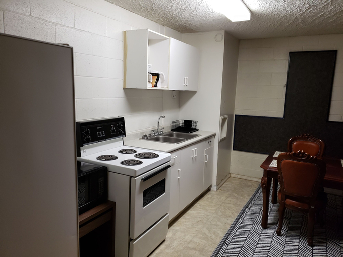 Others 5, Caravan Motel, Peace River