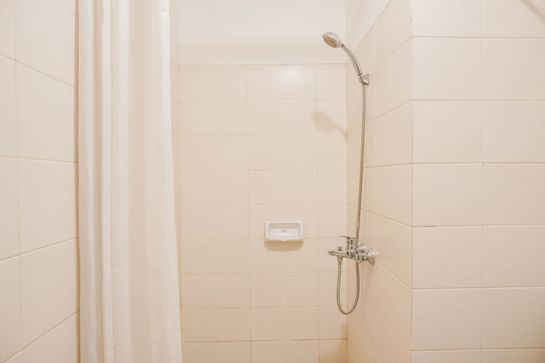 Bathroom 3, Comfort 1Br Apartment With Study Room At Woodland Park Residence, Jakarta Selatan