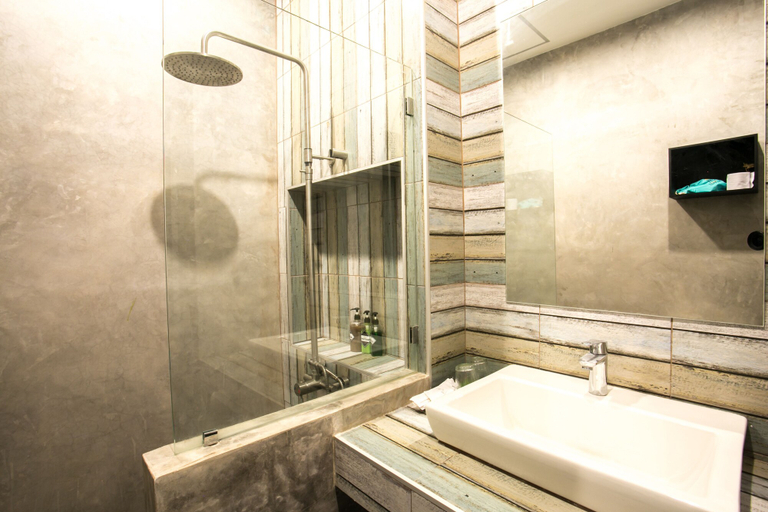 Bathroom 5, The Bike Loft Family Hostel, Hua Hin