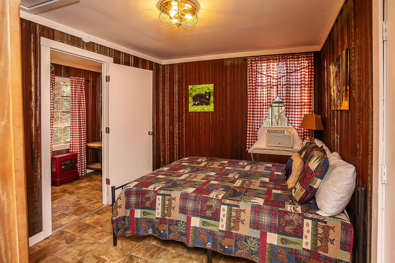 Bedroom 3, Sasquatch Cabin, Polk