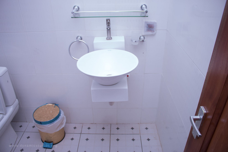 Bathroom 3, Sheilas Executive Hotel & Lodge, Sunyani