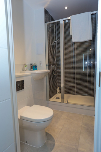 Bathroom 2, Dreams Apartments 2 Bed, London