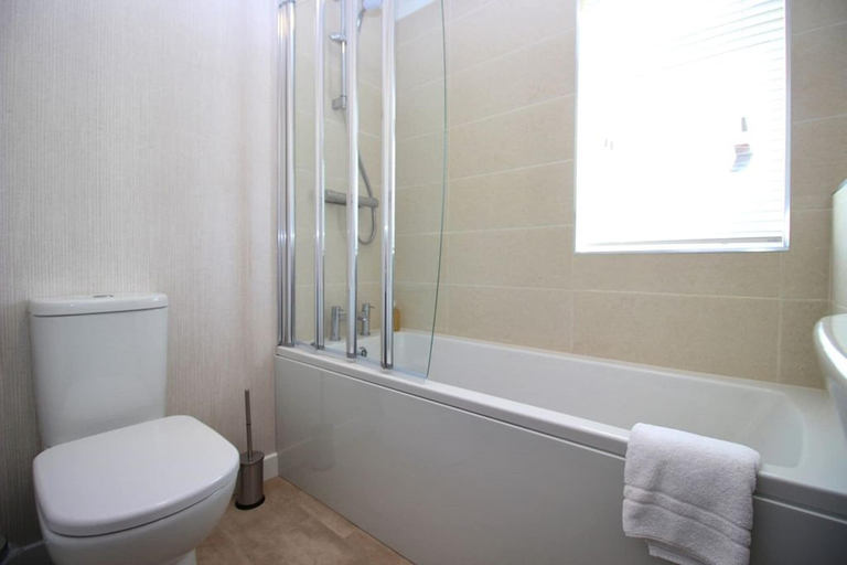 Bathroom 4, Hollicarrs - Bumblebee Lodge, North Yorkshire