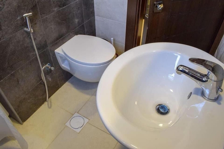 Bathroom, Zagreb al quds, Salt