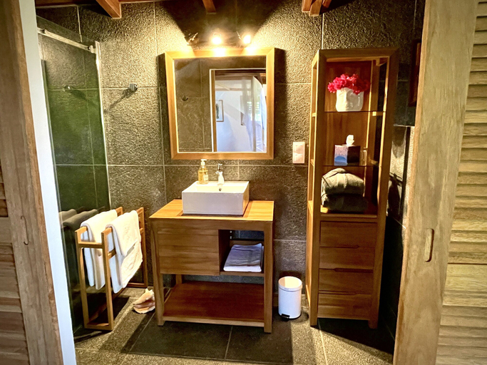 Bathroom 4, Habitation Caféière Samana Beauséjour, Pointe-Noire
