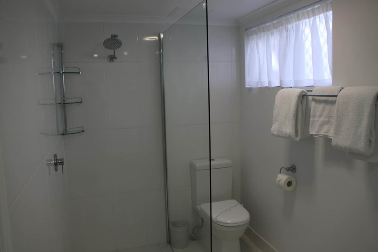 Bathroom 3, Park View Motel, Gladstone