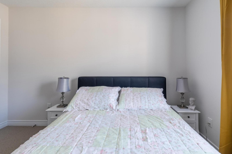 Bedroom 4, Modern Lakeshore 3BR 3BA TH Free Parking BBQ, Hamilton