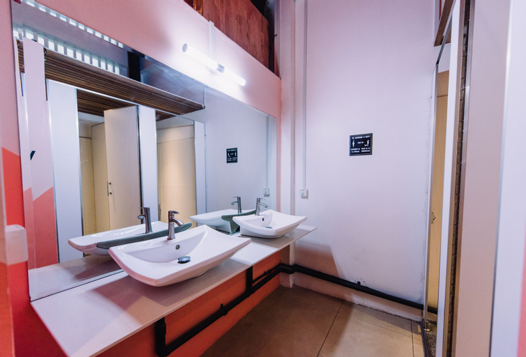 Bedroom 4, The Place Hostel & Rooftop Bar, Svay Pao