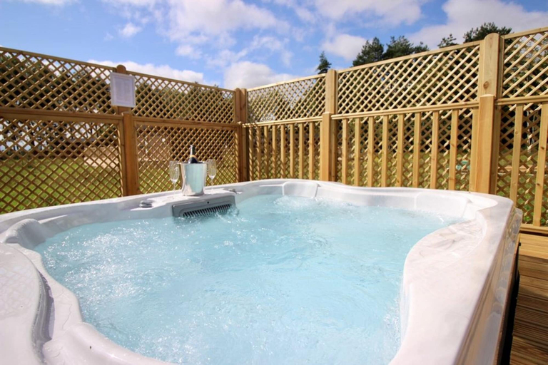 Sport & Beauty 5, Hollicarrs - Bumblebee Lodge, North Yorkshire