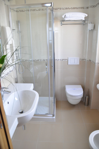 Bathroom 4, Hotel Maja, Pescara