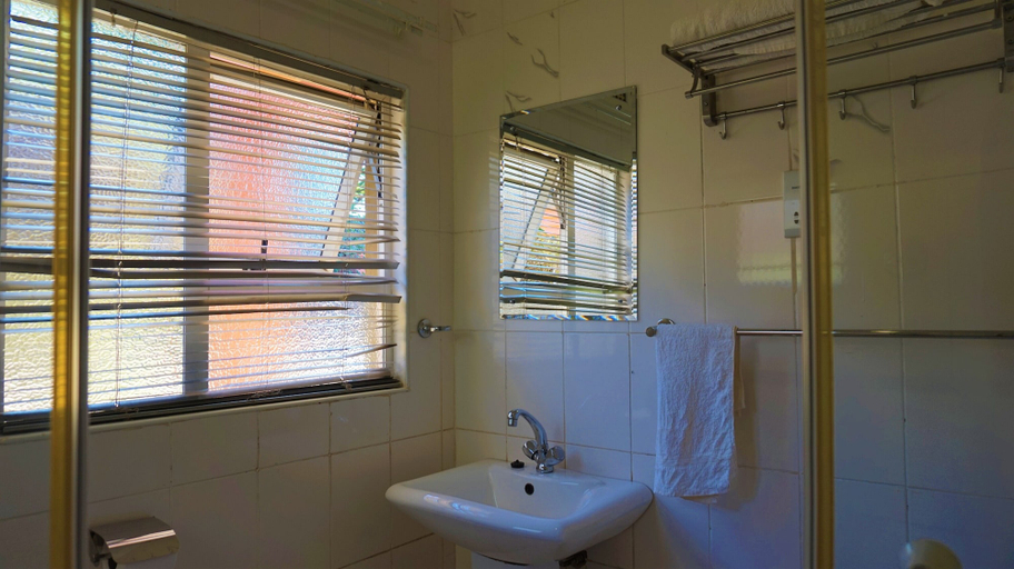 Bathroom 4, Tasha Lodge and Tours, Livingstone