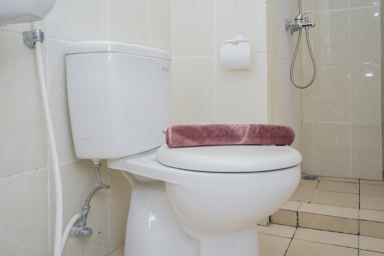 Bathroom 2, Comfortable and Homey 2BR Apartment at M-Town Residence, Tangerang