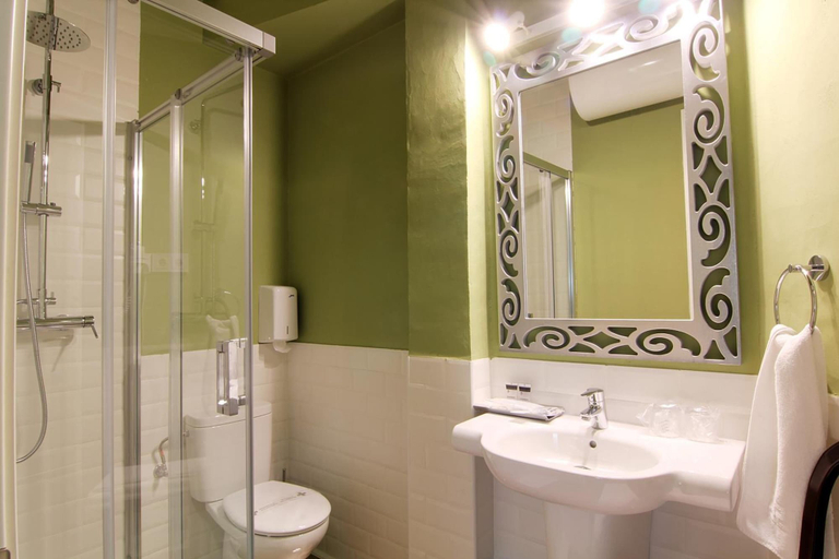 Bathroom 2, Hostal los Castañuelos, Ávila