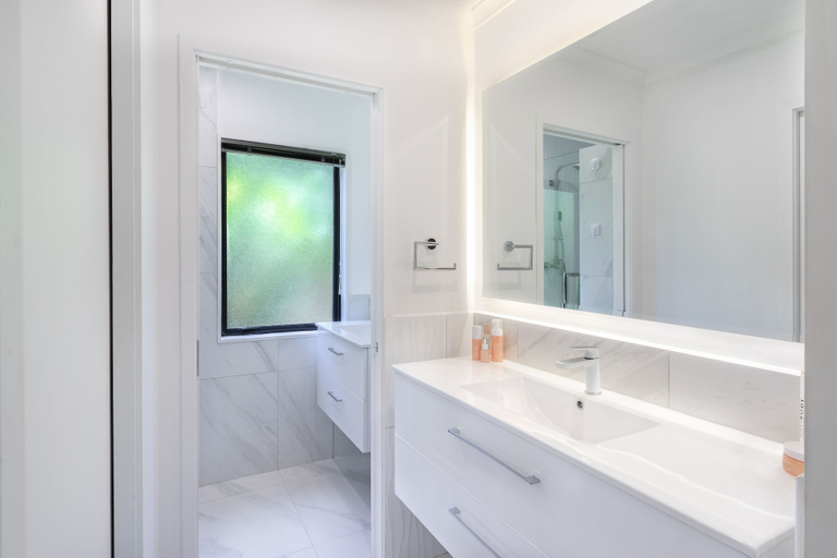 Bathroom 4, Inn Land Inn, Rorotonga