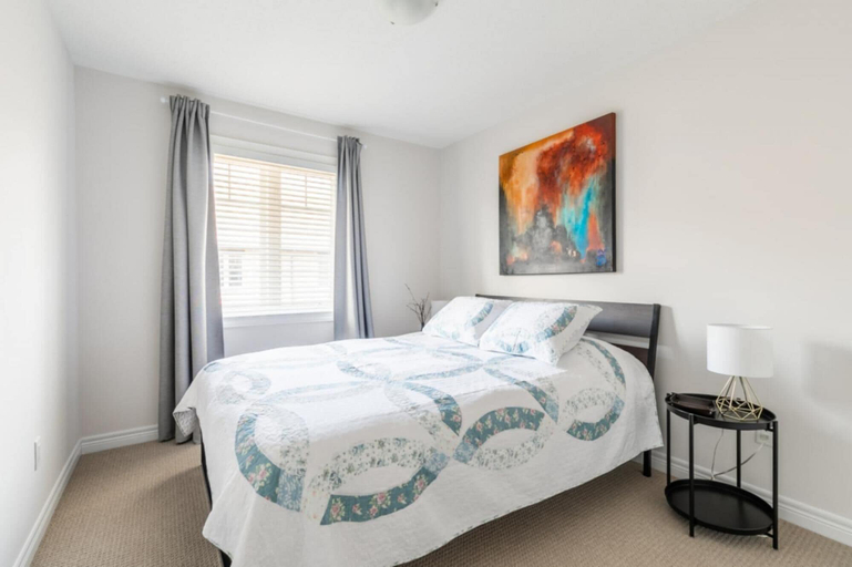 Bedroom 3, Modern Lakeshore 3BR 3BA TH Free Parking BBQ, Hamilton