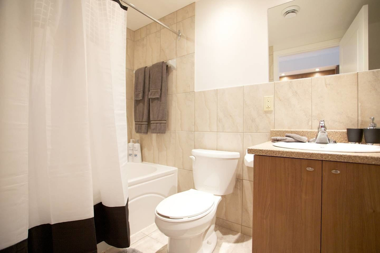Bathroom 5, Designer Bohemian in the Mile-end!, Montréal