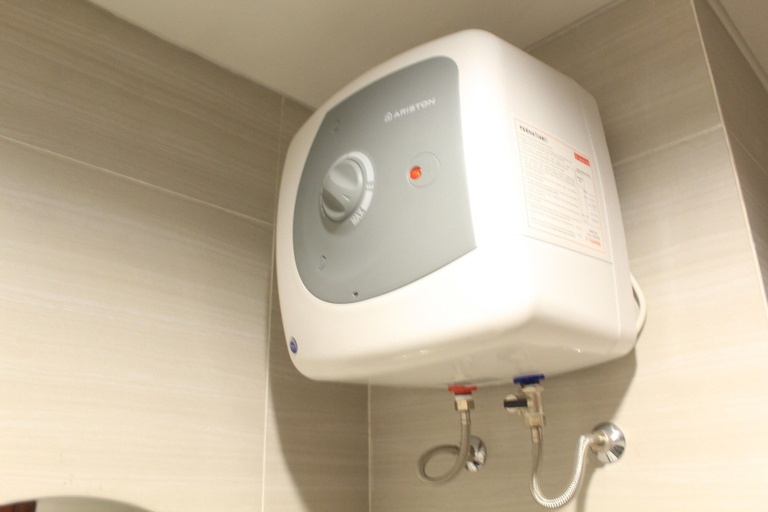 Bathroom 2, Homey and Comfort Studio at West Vista Apartment, West Jakarta