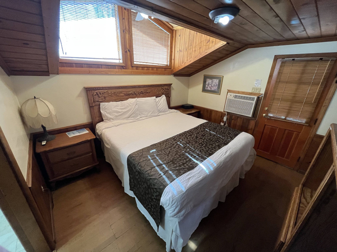 Bedroom 2, Whispering Pines Lodge, Kern