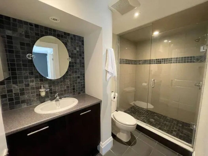Bathroom 3, Cozy Downtown Condo Suite, Hamilton