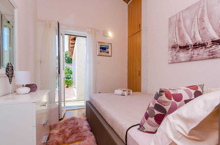 Bedroom 2, Indy's Beach Apartments, Pojezerje