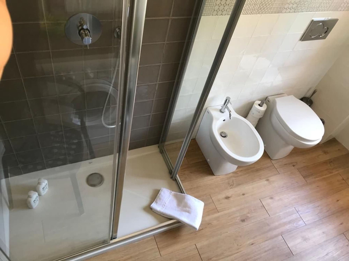 Bathroom 4, Scimiscià 2-bedroom Apartment with AC, La Spezia