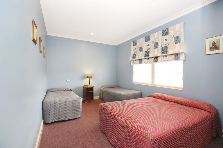 Bedroom 3, Grand Central Accommodation B&B Cobden, Corangamite - South