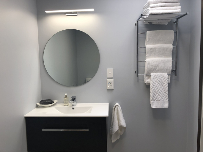 Bathroom 3, Hacienda Motor Lodge, Palmerston North
