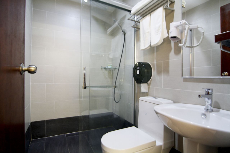 Bathroom 5, Kingsley Hotel, Miri