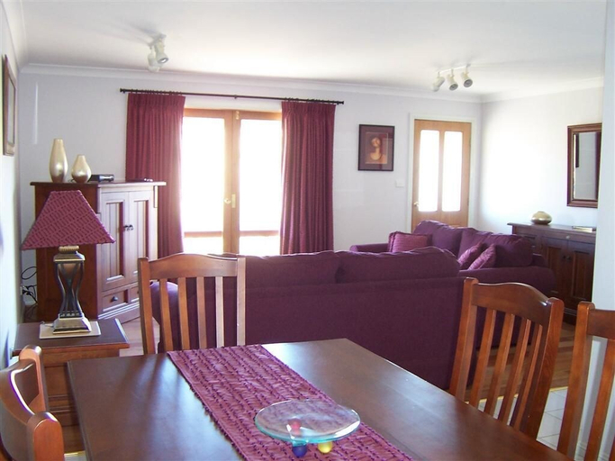 Others 4, Elm Cottage, Tumut