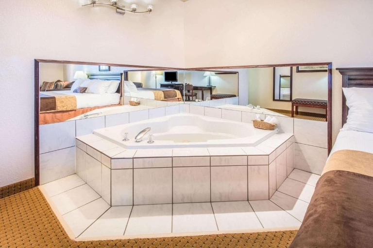 Bathroom 4, Gold Circle Inn, Division No. 10