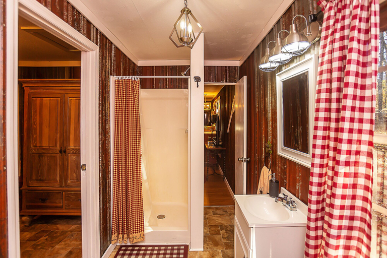 Bathroom 4, Sasquatch Cabin, Polk