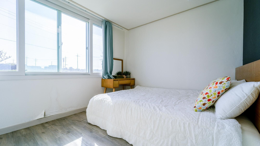 Bedroom 3, Jeju Byeoleuldameunbaramarae Pension, Jeju